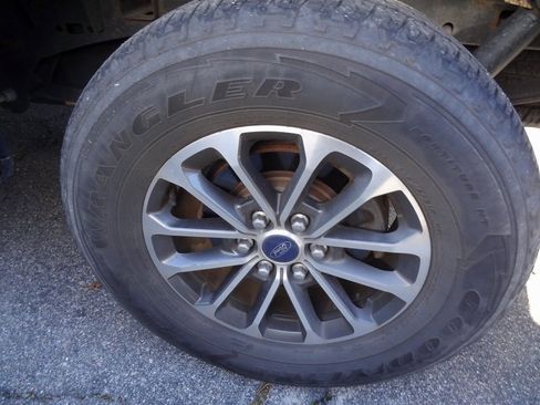 Used 2018 Ford F150 XLT w/ Equipment Group 302A Luxury image 9