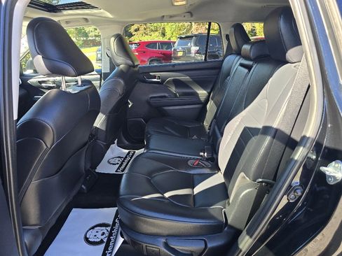 Used 2021 Toyota Highlander XLE image 13