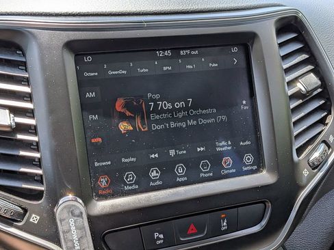 Certified 2021 Jeep Cherokee Latitude Lux w/ Sun & Sound Group AWD/4WD image 18