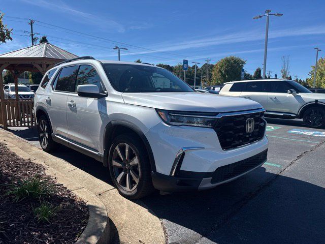 Used 2023 Honda Pilot Touring image 6