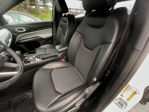 Used 2025 Jeep Compass Latitude image 36