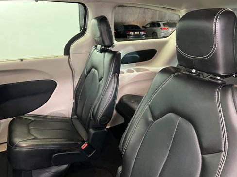 Used 2024 Chrysler Pacifica Touring-L FWD image 19