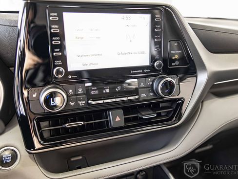 Used 2021 Toyota Highlander XLE AWD/4WD image 29