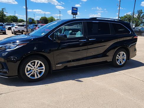 Used 2021 Toyota Sienna XSE w/ XSE Plus Package AWD/4WD image 8