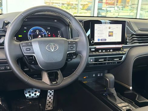Used 2026 Toyota Camry Hybrid FWD image 31