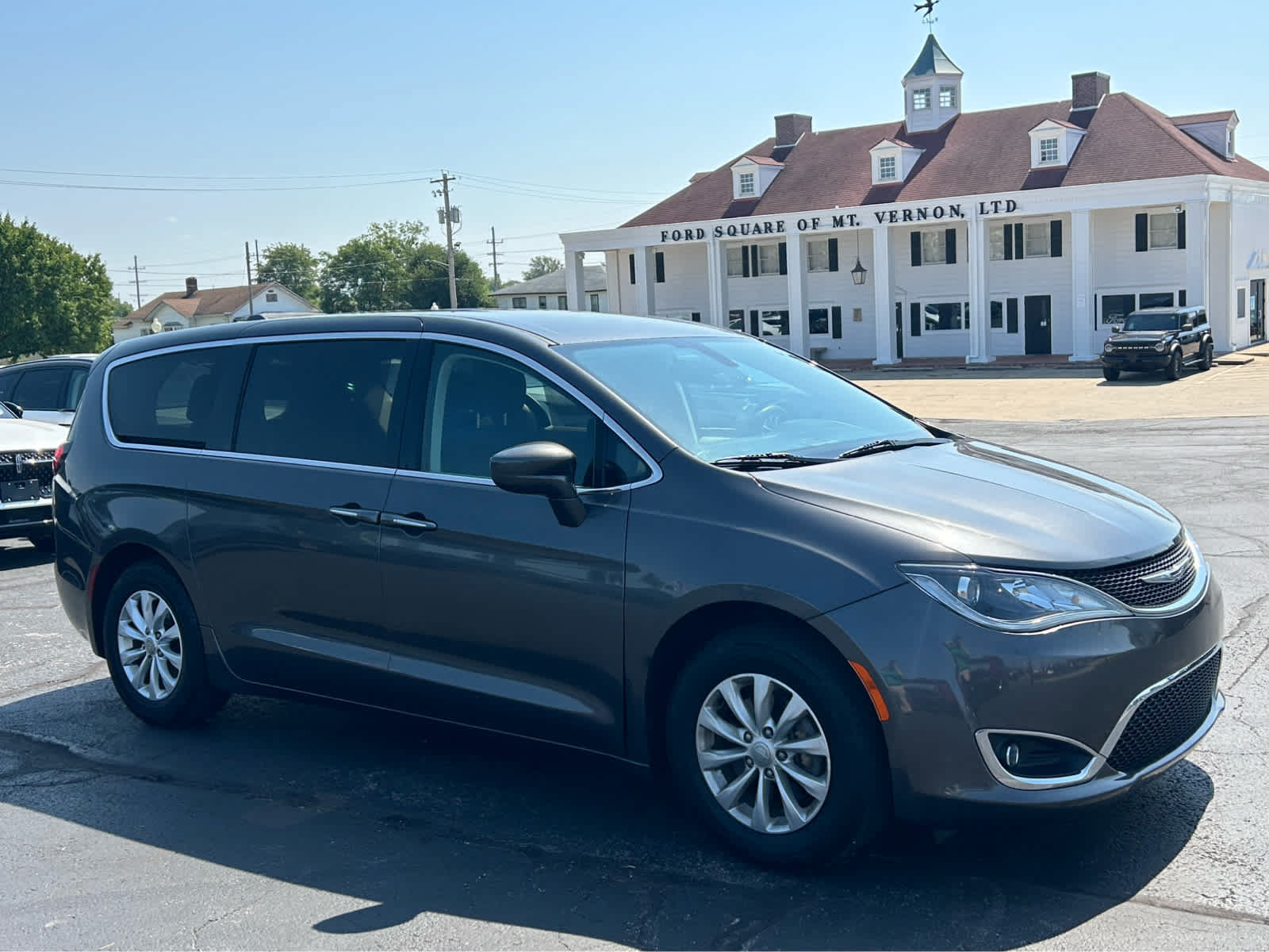 Used 2018 Chrysler Pacifica Touring Plus FWD image 3