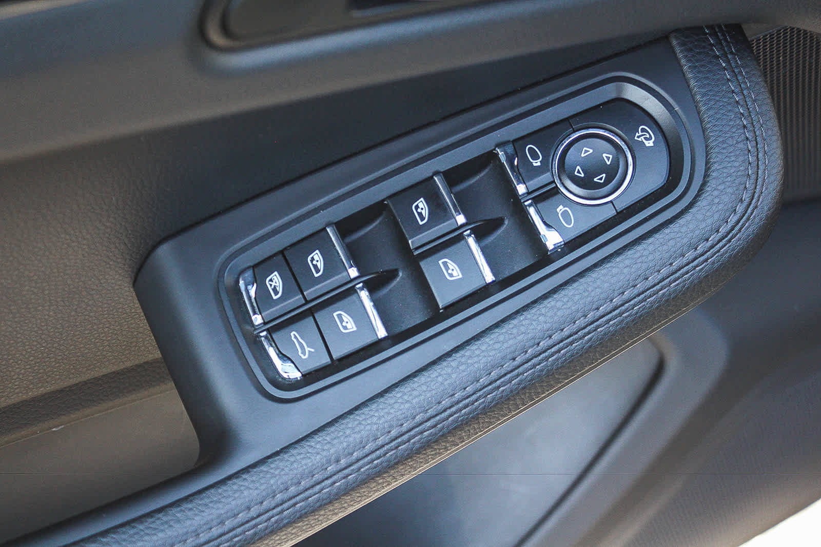 Used 2024 Porsche Macan S AWD/4WD image 18