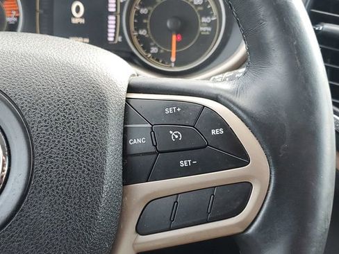 Used 2017 Jeep Cherokee Latitude w/ Cold Weather Group AWD/4WD image 23