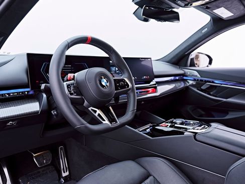 Used 2026 BMW M5 Touring AWD/4WD image 2