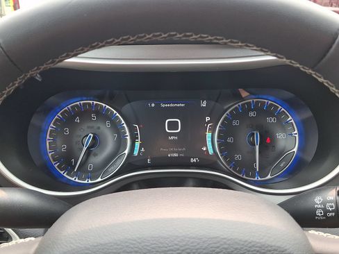 Used 2023 Chrysler Pacifica Touring-L FWD image 21