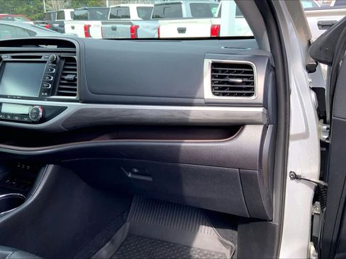 Used 2019 Toyota Highlander Limited Platinum image 18