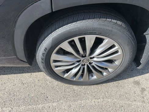 Used 2021 Toyota Highlander Platinum image 16