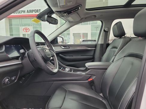 Used 2024 Jeep Grand Cherokee Limited image 15