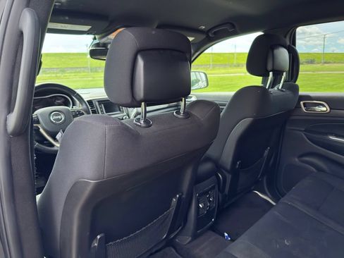 Used 2017 Jeep Grand Cherokee Laredo AWD/4WD image 24