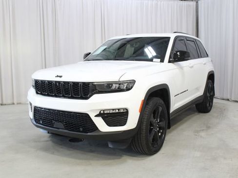 Used 2024 Jeep Grand Cherokee Limited w/ Luxury Tech Group II AWD/4WD image 38