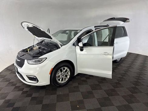 Used 2023 Chrysler Pacifica Touring-L FWD image 10