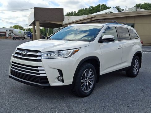 Used 2019 Toyota Highlander XLE AWD/4WD image 1
