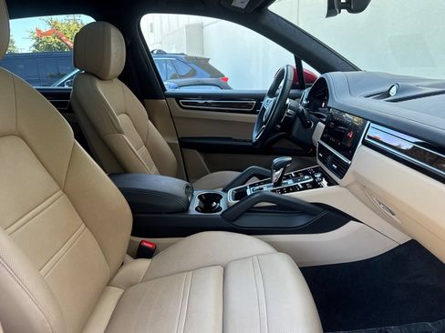 Used 2022 Porsche Cayenne GTS AWD/4WD image 16