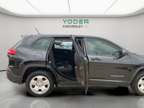 Used 2016 Jeep Cherokee Sport FWD image 38