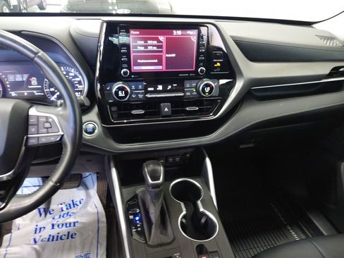 Used 2020 Toyota Highlander XLE AWD/4WD image 17