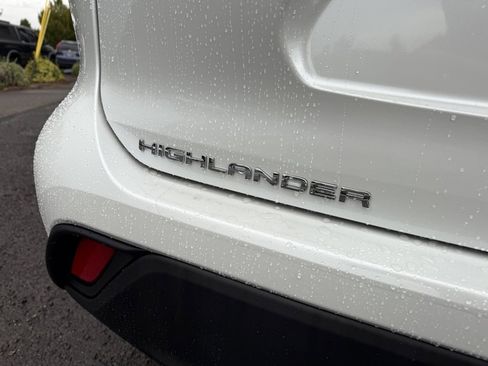 Used 2023 Toyota Highlander LE image 14