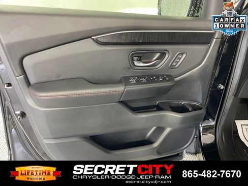 Used 2025 Honda Pilot Black Edition image 12