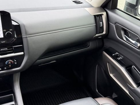 Used 2024 Nissan Pathfinder Platinum FWD image 17
