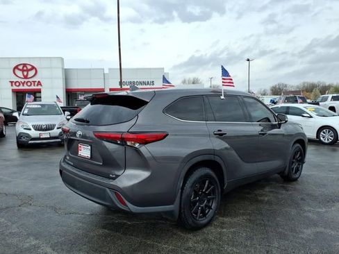 Used 2022 Toyota Highlander XLE image 3
