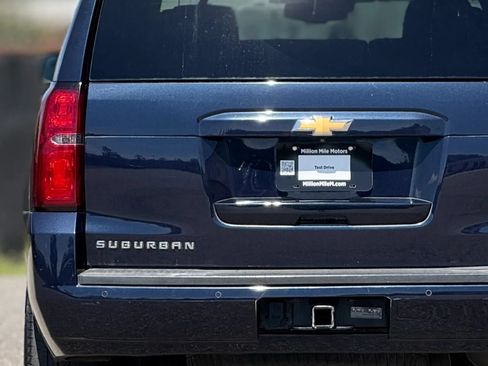 Used 2019 Chevrolet Suburban LT RWD image 13