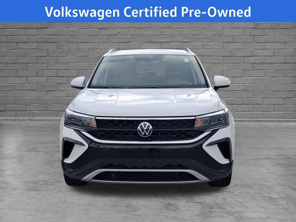 Used 2023 Volkswagen Taos SE FWD image 2