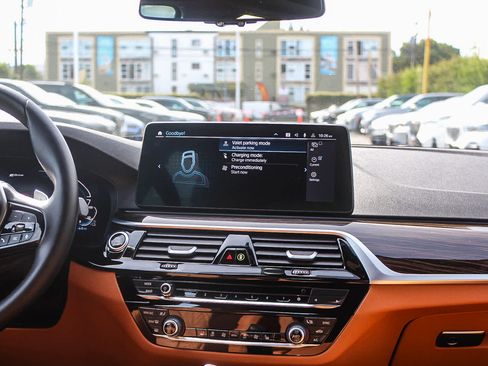 Certified 2023 BMW 530e w/ Convenience Package image 13