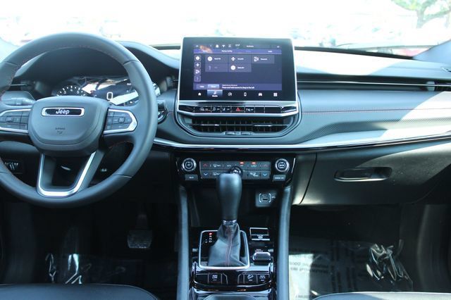 Used 2025 Jeep Compass Trailhawk AWD/4WD image 18