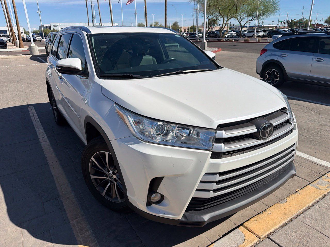 Used 2019 Toyota Highlander XLE AWD/4WD image 3
