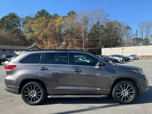 Used 2017 Toyota Highlander SE image 8
