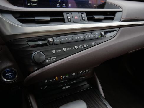 Used 2019 Lexus ES 300h w/ Accessory Package 2 image 23