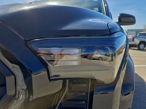 Used 2025 Toyota Tacoma SR5 AWD/4WD image 31