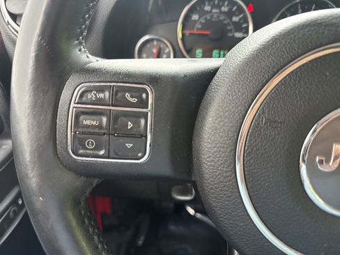 Used 2015 Jeep Wrangler Unlimited Rubicon w/ Connectivity Group AWD/4WD image 15