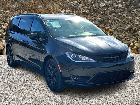 Used 2018 Chrysler Pacifica Touring Plus w/ S Appearance Package image 11