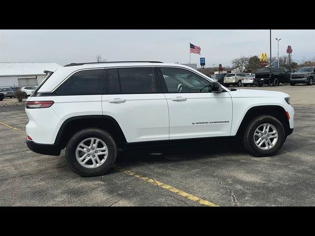 Used 2023 Jeep Grand Cherokee Laredo w/ Luxury Tech Group I AWD/4WD image 32