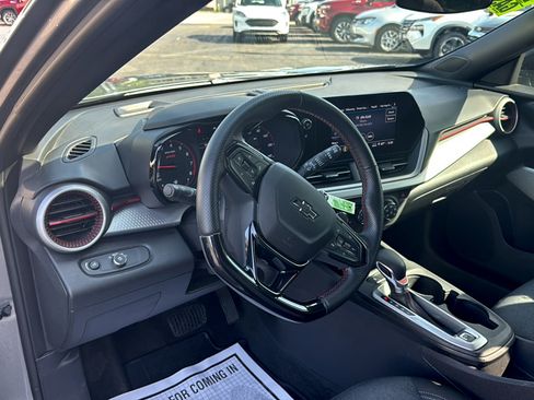 Used 2025 Chevrolet Trax RS FWD image 9