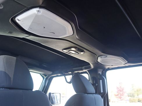 Used 2019 Jeep Wrangler Unlimited Sahara AWD/4WD image 32