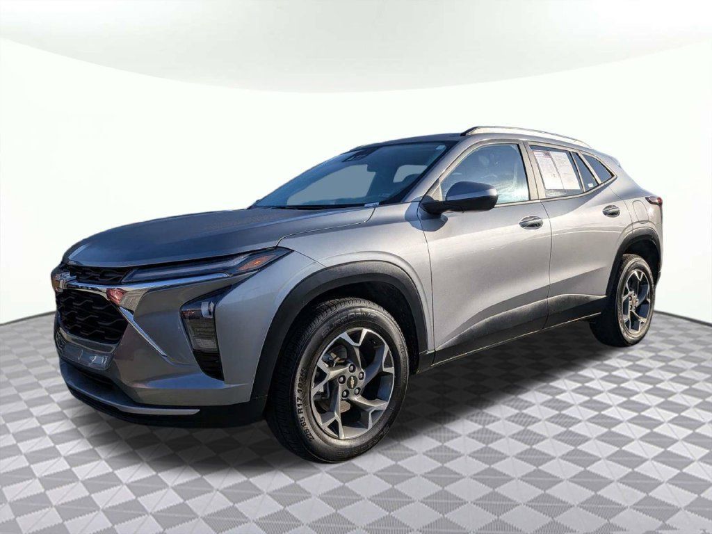 Used 2025 Chevrolet Trax LT FWD image 7
