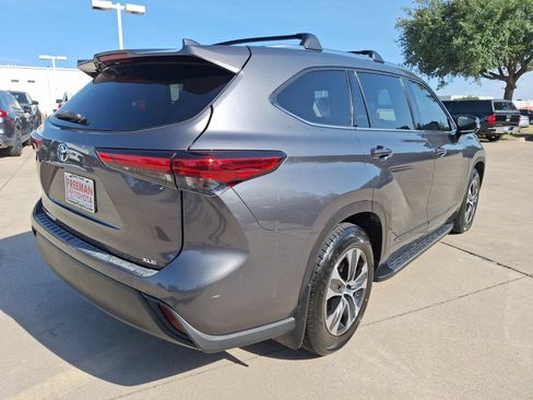 Used 2021 Toyota Highlander XLE FWD image 6