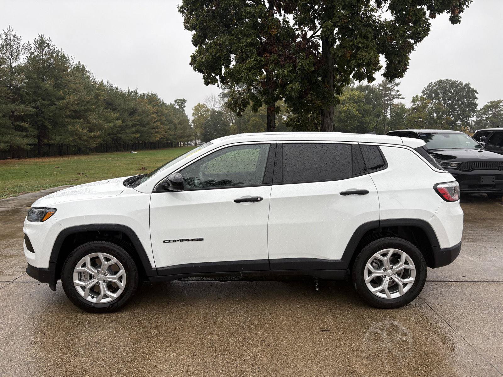 Used 2024 Jeep Compass Sport AWD/4WD image 5