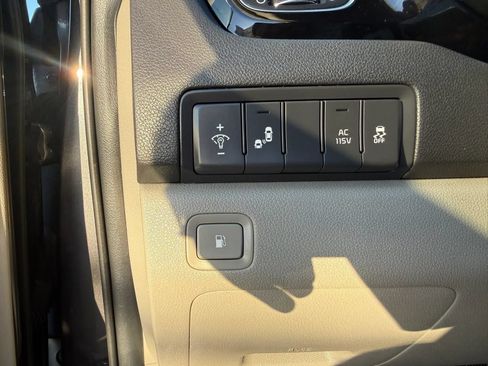 Used 2018 Kia Sedona SX FWD image 33