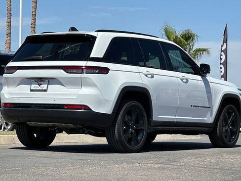 Certified 2023 Jeep Grand Cherokee Altitude RWD image 3
