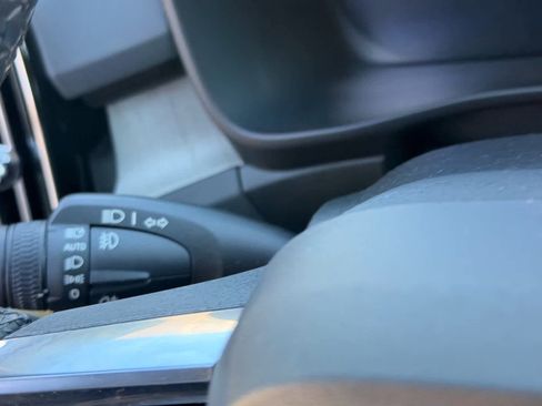 Used 2024 Volvo XC40 B5 Plus image 23