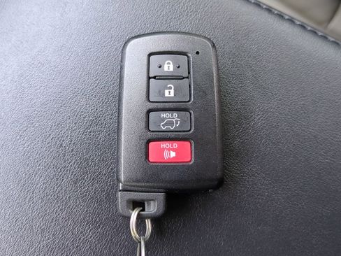 Used 2016 Toyota RAV4 Limited AWD/4WD image 30