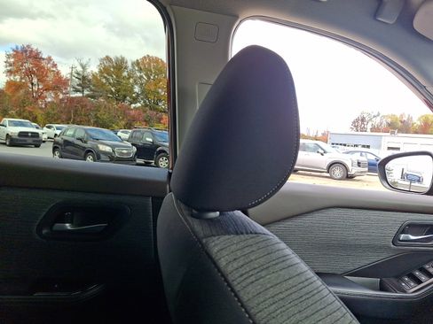 Used 2023 Nissan Rogue SV image 13