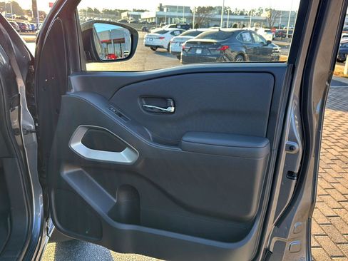 Used 2024 Nissan Frontier SV w/ SV Convenience Package image 14